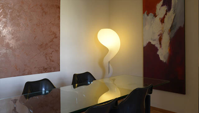 Salon de réunion avec table en verre et lampe goutte de feu du Cabinet Financier Colomer à Montpellier
